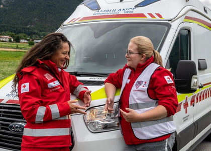Die get-social Jugendreporterin Laura erkundigt sich bei der Rotkreuz-Mitarbeiterin Christine zum Roten Kreuz Tirol